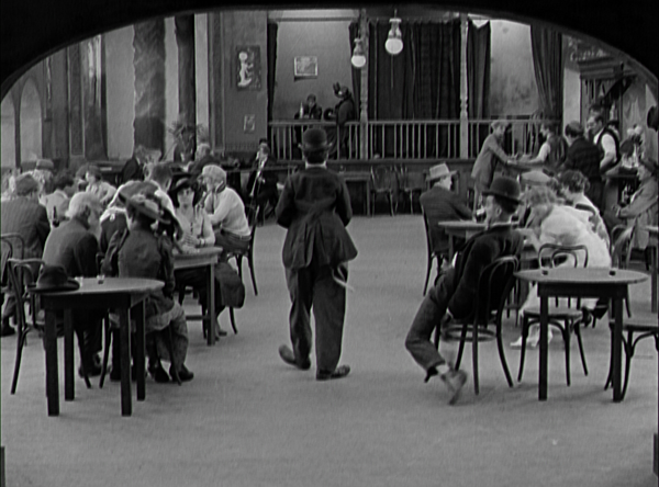 The Tramp with the dog inside his pants – the Confident Walk - A Dog’s Life (1918)